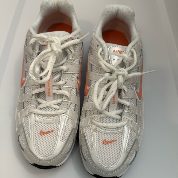 Nike White and Orange Sneakers Y5 (women’s 6.5/7) NWOT - Picture 2 of 7
